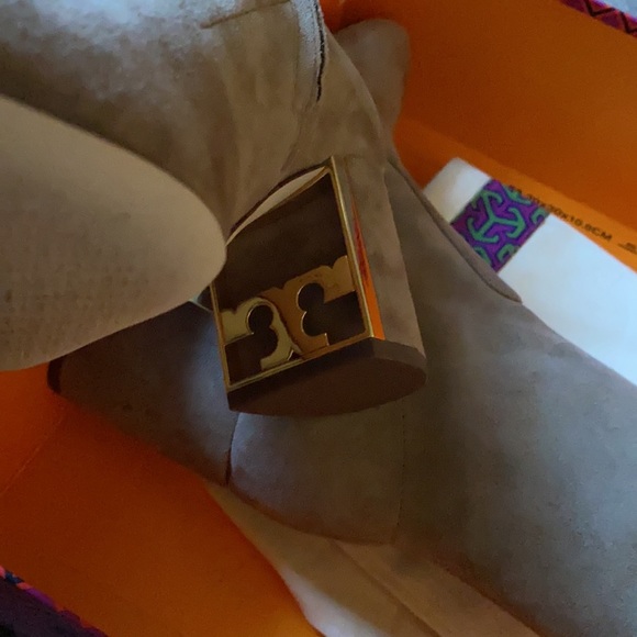 Light brown suede Tory Burch boots with low heel. Never worn dust bag included. - Picture 3 of 6